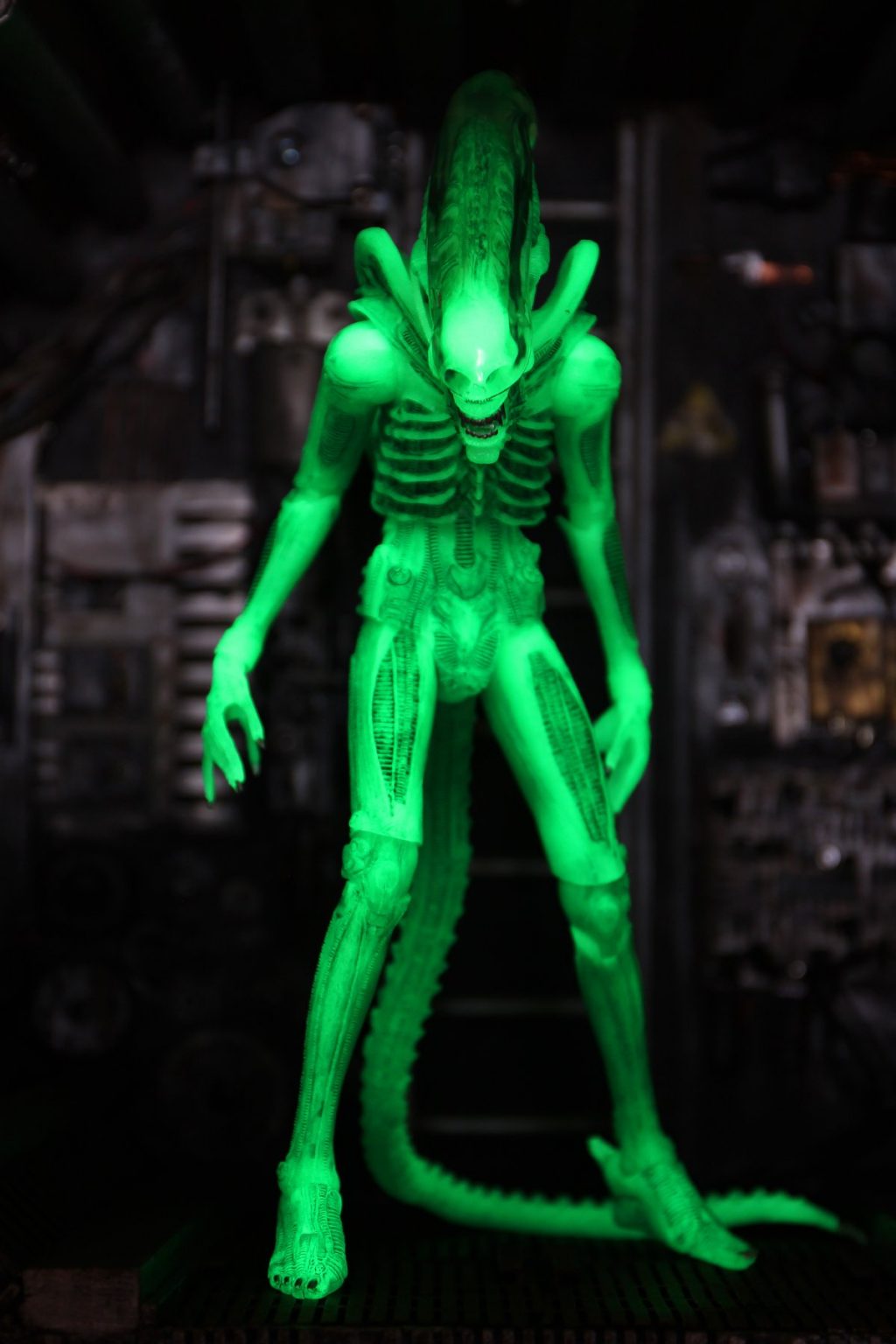 NECA Alien Ultimate Big Chap 17,8 Cm – Esclusiva SDCC 2020 – Figura Fosforescente Glow In The Dark Con Uovo E Facehugger