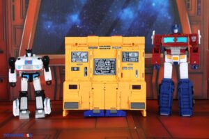 Takara-Tomy Transformers Dramatic Capture Series DCS-2 Autobot Headquarters Three-Pack Figures
