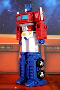 Takara-Tomy Transformers Dramatic Capture Series DCS-2 Autobot Headquarters Three-Pack Figures
