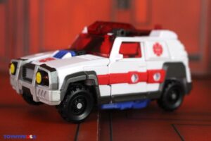 Hasbro Transformers Age of the Primes Voyager Class Autobot Red Alert Figure