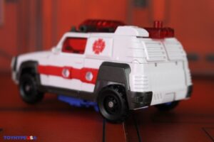 Hasbro Transformers Age of the Primes Voyager Class Autobot Red Alert Figure