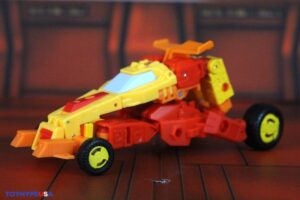 Hasbro Transformers Age of the Primes Deluxe Class Targetmaster Sureshot Figure