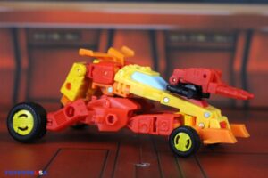 Hasbro Transformers Age of the Primes Deluxe Class Targetmaster Sureshot Figure