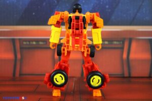 Hasbro Transformers Age of the Primes Deluxe Class Targetmaster Sureshot Figure