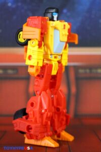 Hasbro Transformers Age of the Primes Deluxe Class Targetmaster Sureshot Figure