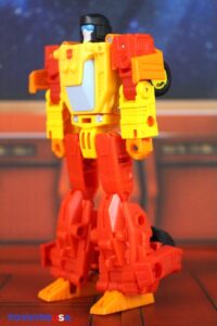 Hasbro Transformers Age of the Primes Deluxe Class Targetmaster Sureshot Figure