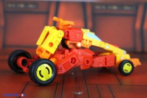 Hasbro Transformers Age of the Primes Deluxe Class Targetmaster Sureshot Figure