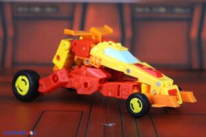 Hasbro Transformers Age of the Primes Deluxe Class Targetmaster Sureshot Figure