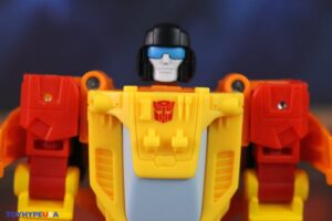 Hasbro Transformers Age of the Primes Deluxe Class Targetmaster Sureshot Figure