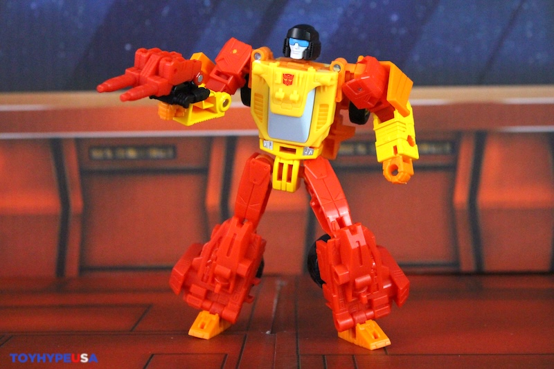 Hasbro Transformers Age of the Primes Deluxe Class Targetmaster Sureshot Figure