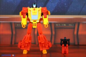Hasbro Transformers Age of the Primes Deluxe Class Targetmaster Sureshot Figure