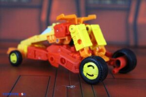 Hasbro Transformers Age of the Primes Deluxe Class Targetmaster Sureshot Figure