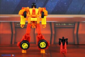 Hasbro Transformers Age of the Primes Deluxe Class Targetmaster Sureshot Figure