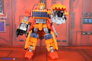 Hasbro Transformers Age of the Primes Voyager Class Animated Junkion Wreck-Gar Figure