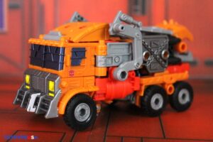 Hasbro Transformers Age of the Primes Voyager Class Animated Junkion Wreck-Gar Figure