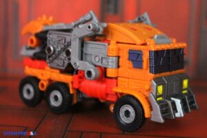 Hasbro Transformers Age of the Primes Voyager Class Animated Junkion Wreck-Gar Figure