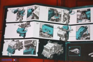 Hasbro Transformers Age of the Primes Voyager Class Animated Junkion Wreck-Gar Figure