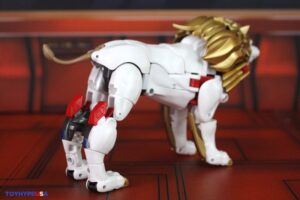 https://media.toyhypeusa.com/2026/04/23f79f23-takara-tomy-transformers-40th-selection-t-spark-lio-convoy-figure-17.jpg