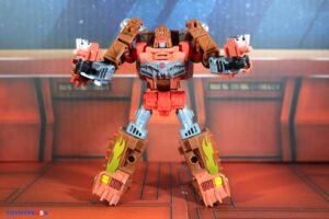Hasbro Transformers Age of the Primes Deluxe Class Junkion Jalopy Figure