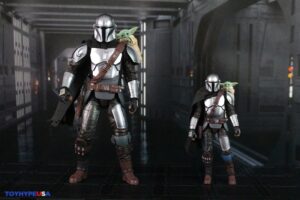 Select Hasbro Star Wars The Black Series The Mandalorian with Grogu (The Mandalorian and Grogu) Deluxe Figure Review 