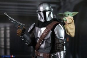 Select Hasbro Star Wars The Black Series The Mandalorian with Grogu (The Mandalorian and Grogu) Deluxe Figure Review 