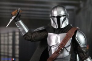 Select Hasbro Star Wars The Black Series The Mandalorian with Grogu (The Mandalorian and Grogu) Deluxe Figure Review 