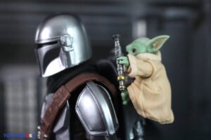 Select Hasbro Star Wars The Black Series The Mandalorian with Grogu (The Mandalorian and Grogu) Deluxe Figure Review 