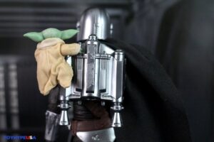 Select Hasbro Star Wars The Black Series The Mandalorian with Grogu (The Mandalorian and Grogu) Deluxe Figure Review 
