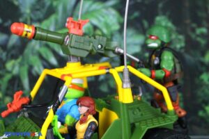 Playmates Toys Teenage Mutant Ninja Turtles x G.I. Joe A.W.E. Shell-Striker with April O’ Neil as Scarlett Vehicle Set
