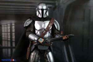 Select Hasbro Star Wars The Black Series The Mandalorian with Grogu (The Mandalorian and Grogu) Deluxe Figure Review 