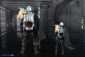 Select Hasbro Star Wars The Black Series The Mandalorian with Grogu (The Mandalorian and Grogu) Deluxe Figure Review 