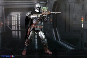 Select Hasbro Star Wars The Black Series The Mandalorian with Grogu (The Mandalorian and Grogu) Deluxe Figure Review 