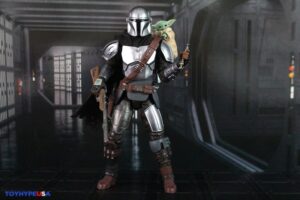 Select Hasbro Star Wars The Black Series The Mandalorian with Grogu (The Mandalorian and Grogu) Deluxe Figure Review 