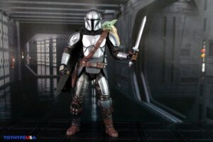 Select Hasbro Star Wars The Black Series The Mandalorian with Grogu (The Mandalorian and Grogu) Deluxe Figure Review 