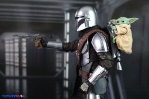 Select Hasbro Star Wars The Black Series The Mandalorian with Grogu (The Mandalorian and Grogu) Deluxe Figure Review 
