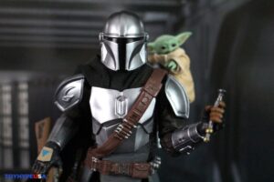 Select Hasbro Star Wars The Black Series The Mandalorian with Grogu (The Mandalorian and Grogu) Deluxe Figure Review 