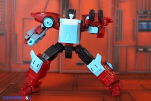 Hasbro Transformers Age of the Primes Deluxe Class Autobot Joyride Figure
