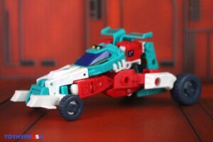 Hasbro Transformers Age of the Primes Deluxe Class Autobot Joyride Figure