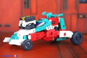 Hasbro Transformers Age of the Primes Deluxe Class Autobot Joyride Figure