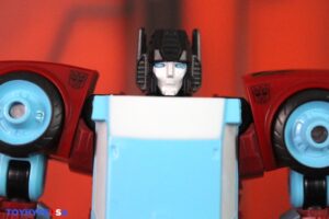 Hasbro Transformers Age of the Primes Deluxe Class Autobot Joyride Figure