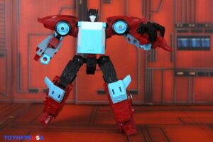 Hasbro Transformers Age of the Primes Deluxe Class Autobot Joyride Figure