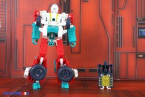 Hasbro Transformers Age of the Primes Deluxe Class Autobot Joyride Figure