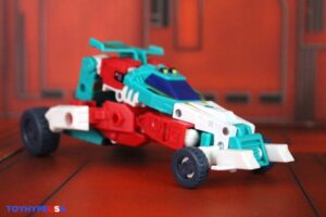 Hasbro Transformers Age of the Primes Deluxe Class Autobot Joyride Figure