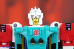 Hasbro Transformers Age of the Primes Deluxe Class Autobot Joyride Figure