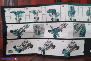 Hasbro Transformers Age of the Primes Deluxe Class Autobot Joyride Figure