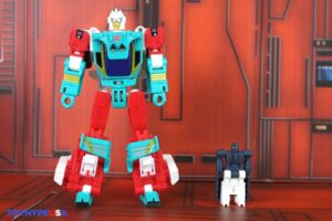Hasbro Transformers Age of the Primes Deluxe Class Autobot Joyride Figure