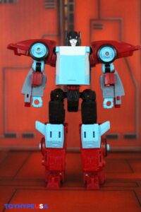Hasbro Transformers Age of the Primes Deluxe Class Autobot Joyride Figure