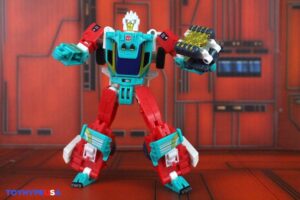 Hasbro Transformers Age of the Primes Deluxe Class Autobot Joyride Figure