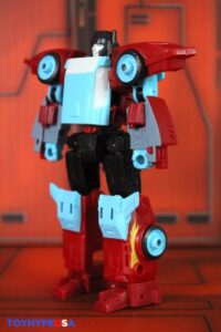 Hasbro Transformers Age of the Primes Deluxe Class Autobot Joyride Figure