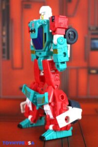 Hasbro Transformers Age of the Primes Deluxe Class Autobot Joyride Figure